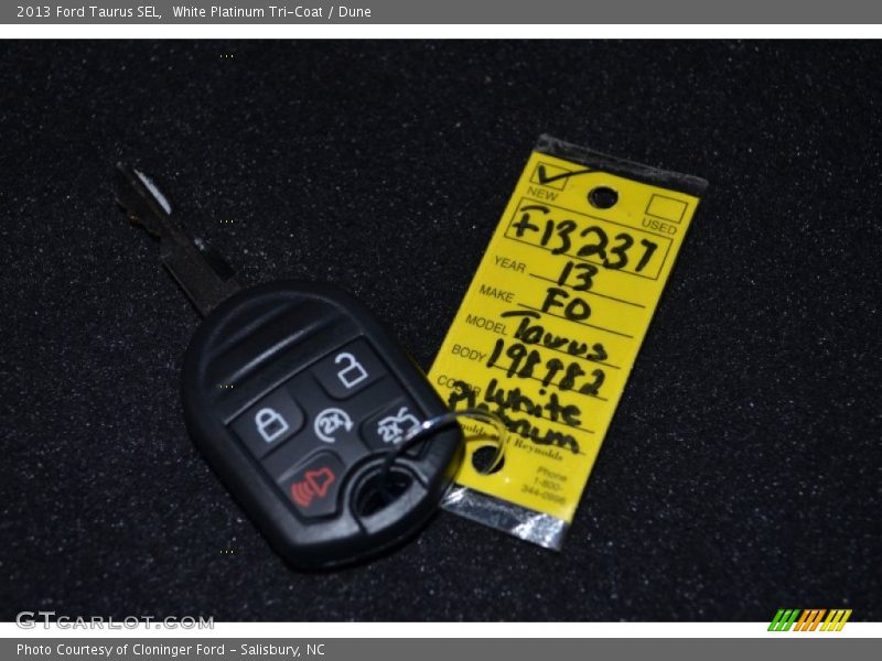 White Platinum Tri-Coat / Dune 2013 Ford Taurus SEL