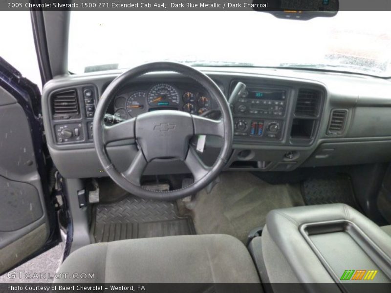 Dark Blue Metallic / Dark Charcoal 2005 Chevrolet Silverado 1500 Z71 Extended Cab 4x4