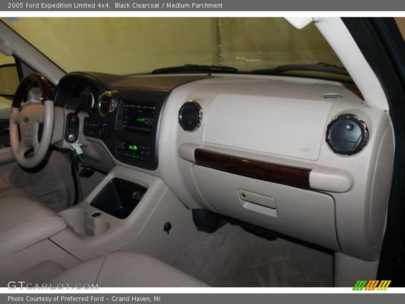 Black Clearcoat / Medium Parchment 2005 Ford Expedition Limited 4x4