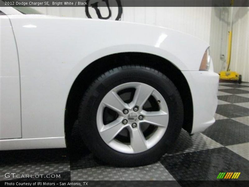 Bright White / Black 2012 Dodge Charger SE