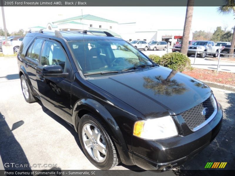 Front 3/4 View of 2005 Freestyle Limited AWD