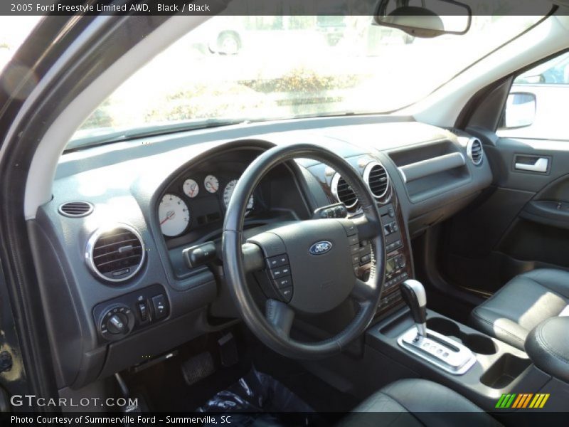 Dashboard of 2005 Freestyle Limited AWD