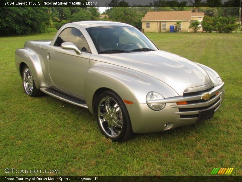 Front 3/4 View of 2004 SSR 