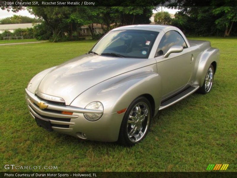 Front 3/4 View of 2004 SSR 