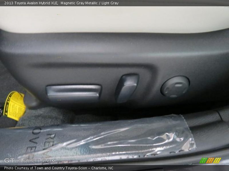 Magnetic Gray Metallic / Light Gray 2013 Toyota Avalon Hybrid XLE