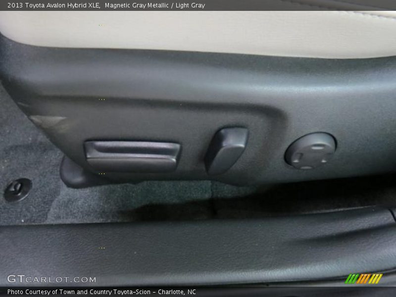 Magnetic Gray Metallic / Light Gray 2013 Toyota Avalon Hybrid XLE