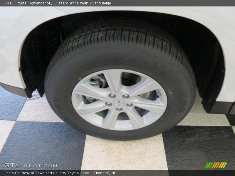 Blizzard White Pearl / Sand Beige 2013 Toyota Highlander SE