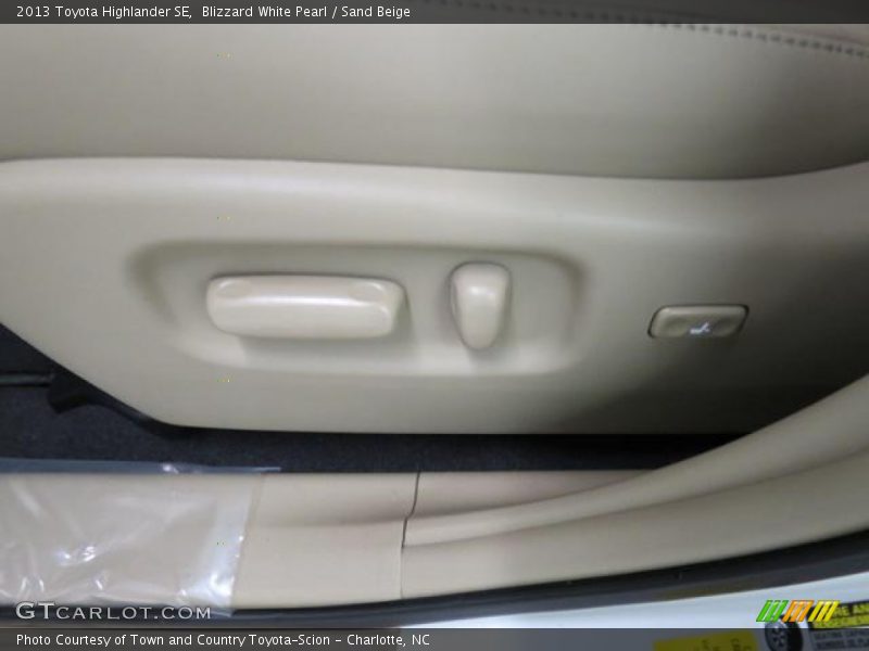 Blizzard White Pearl / Sand Beige 2013 Toyota Highlander SE