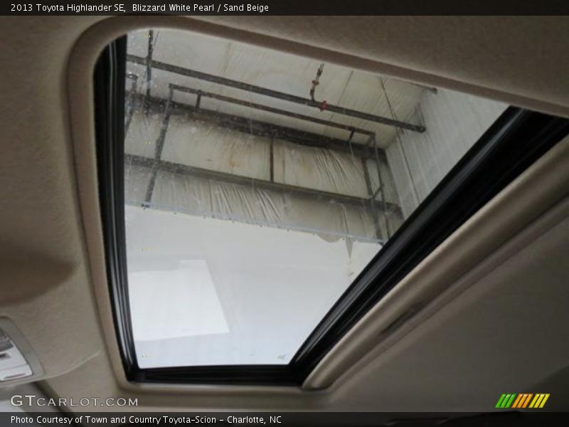 Blizzard White Pearl / Sand Beige 2013 Toyota Highlander SE