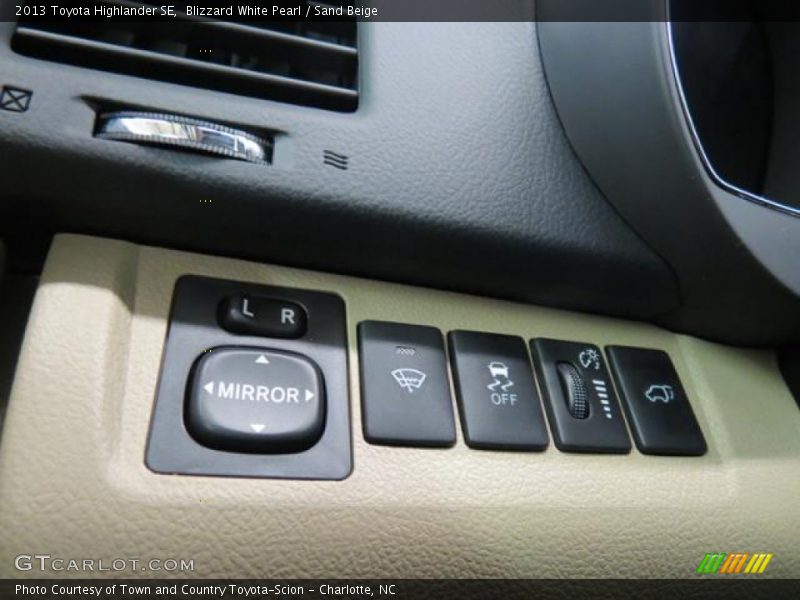 Blizzard White Pearl / Sand Beige 2013 Toyota Highlander SE
