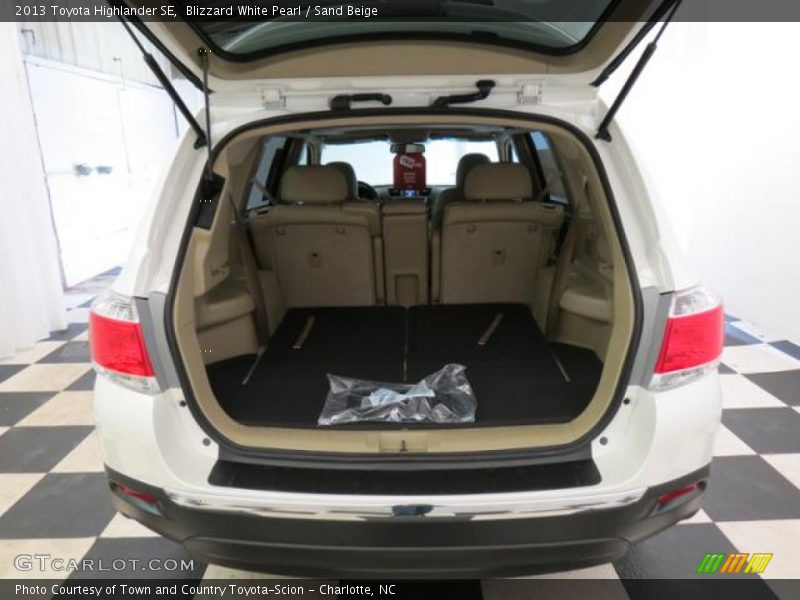 Blizzard White Pearl / Sand Beige 2013 Toyota Highlander SE