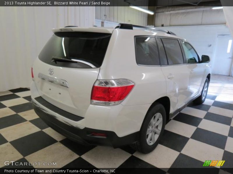 Blizzard White Pearl / Sand Beige 2013 Toyota Highlander SE