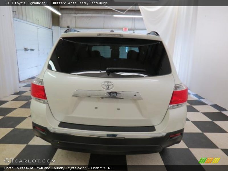 Blizzard White Pearl / Sand Beige 2013 Toyota Highlander SE