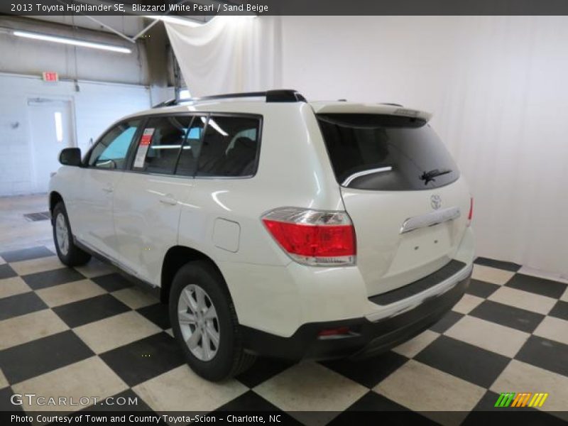 Blizzard White Pearl / Sand Beige 2013 Toyota Highlander SE