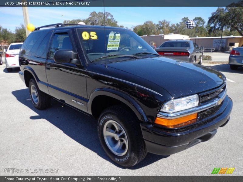 Front 3/4 View of 2005 Blazer LS