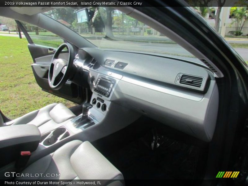 Dashboard of 2009 Passat Komfort Sedan
