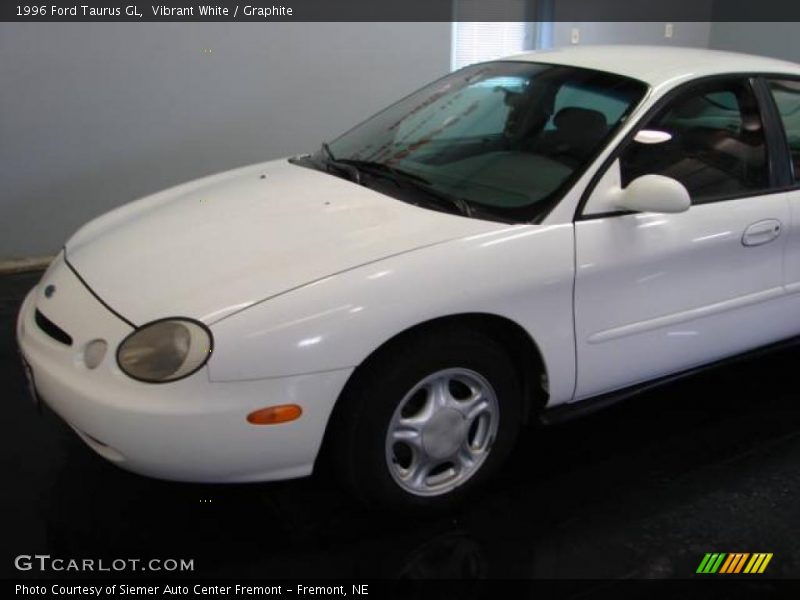 Vibrant White / Graphite 1996 Ford Taurus GL