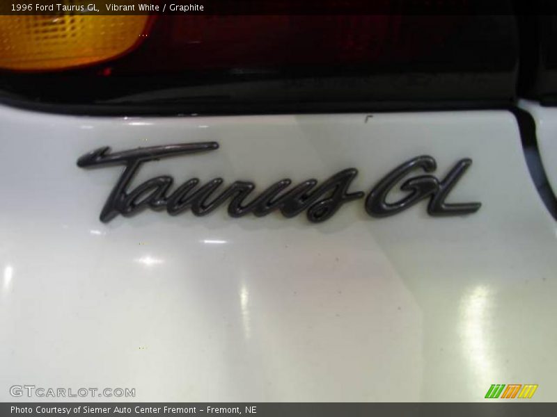 Vibrant White / Graphite 1996 Ford Taurus GL