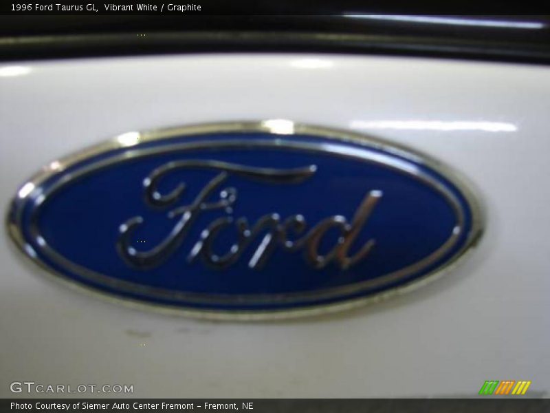 Vibrant White / Graphite 1996 Ford Taurus GL