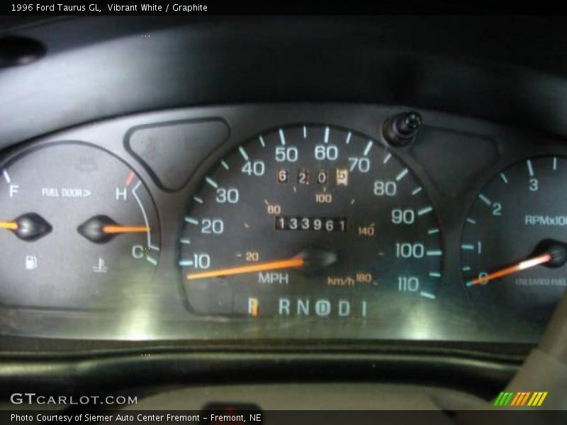 Vibrant White / Graphite 1996 Ford Taurus GL