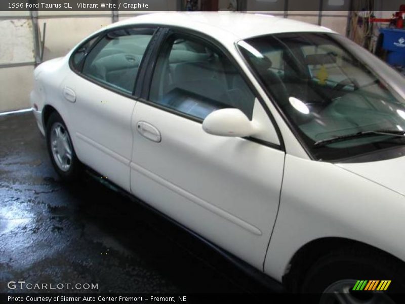 Vibrant White / Graphite 1996 Ford Taurus GL
