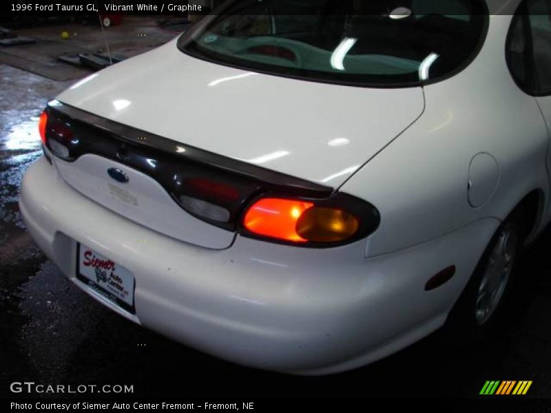 Vibrant White / Graphite 1996 Ford Taurus GL