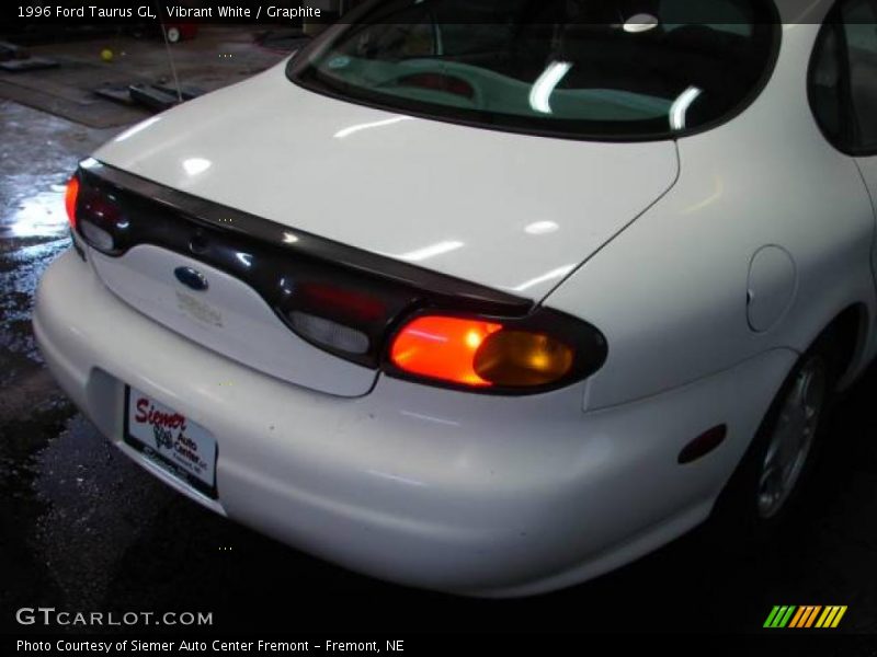Vibrant White / Graphite 1996 Ford Taurus GL