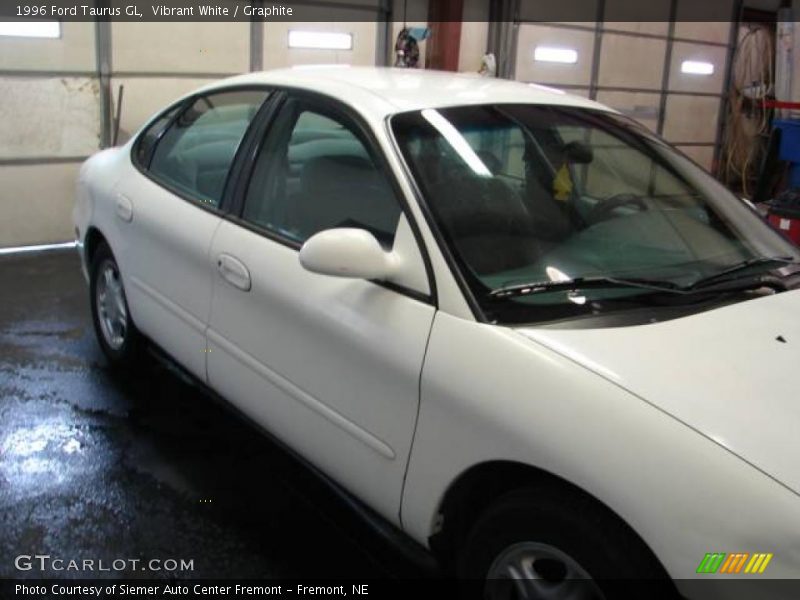 Vibrant White / Graphite 1996 Ford Taurus GL