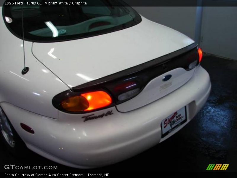 Vibrant White / Graphite 1996 Ford Taurus GL