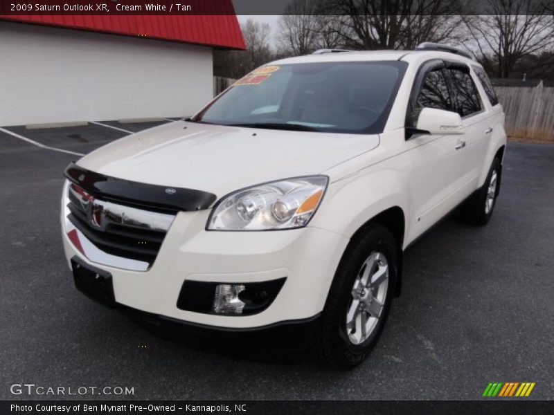 Cream White / Tan 2009 Saturn Outlook XR