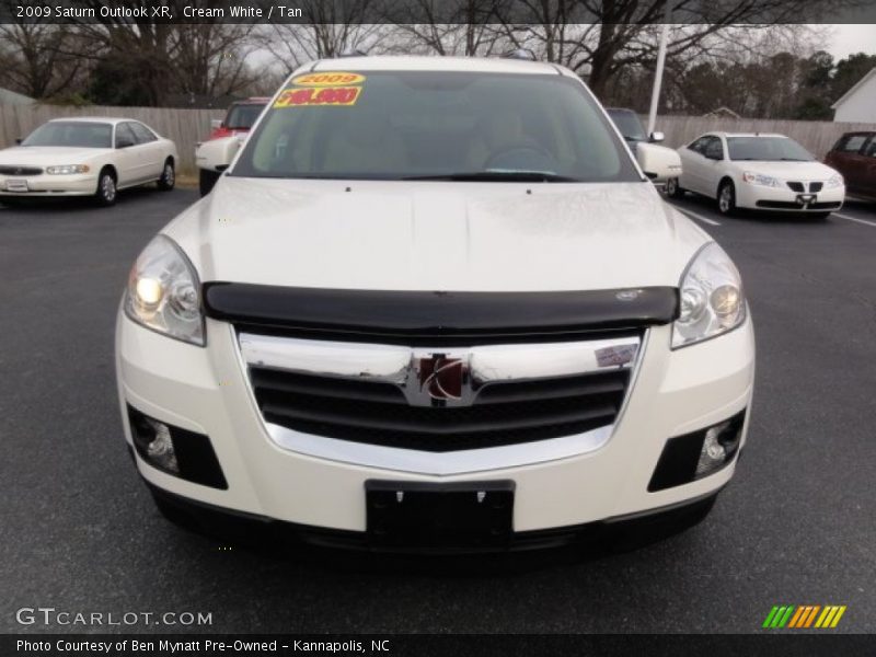 Cream White / Tan 2009 Saturn Outlook XR
