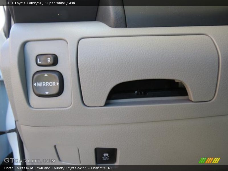 Super White / Ash 2011 Toyota Camry SE