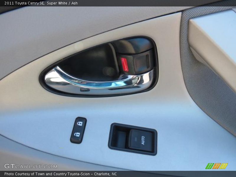 Super White / Ash 2011 Toyota Camry SE