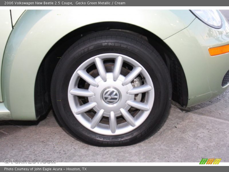 Gecko Green Metallic / Cream 2006 Volkswagen New Beetle 2.5 Coupe