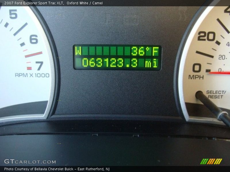 Oxford White / Camel 2007 Ford Explorer Sport Trac XLT