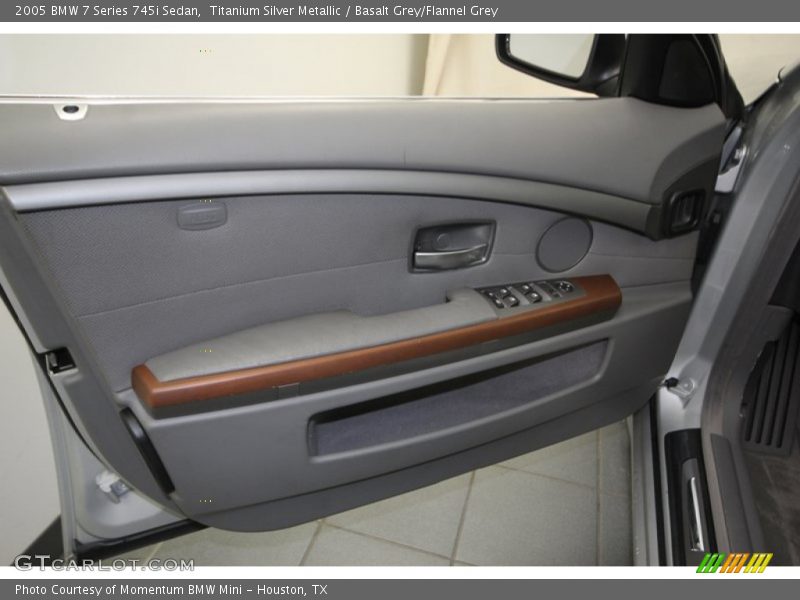 Door Panel of 2005 7 Series 745i Sedan