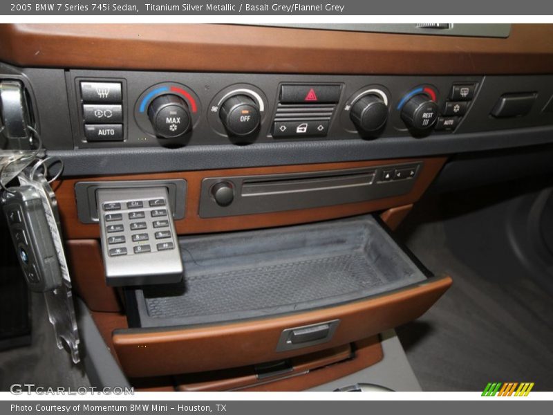 Controls of 2005 7 Series 745i Sedan