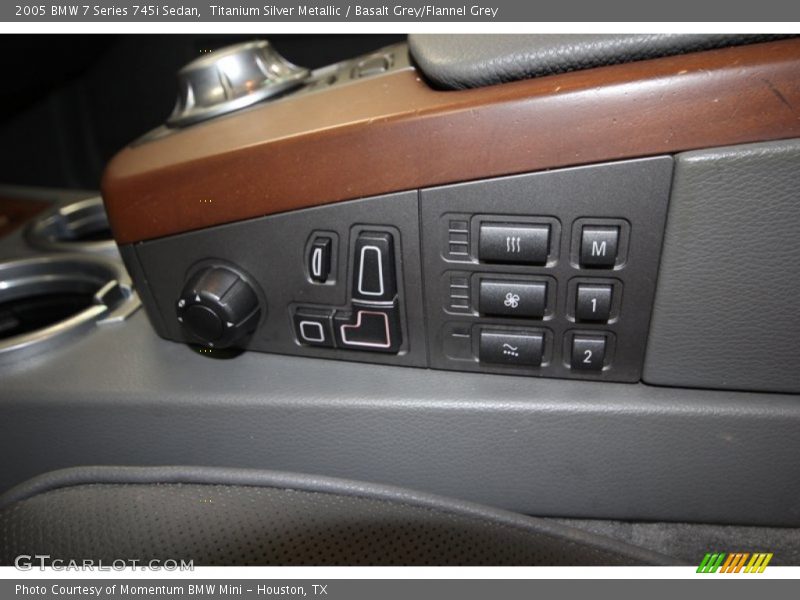 Controls of 2005 7 Series 745i Sedan