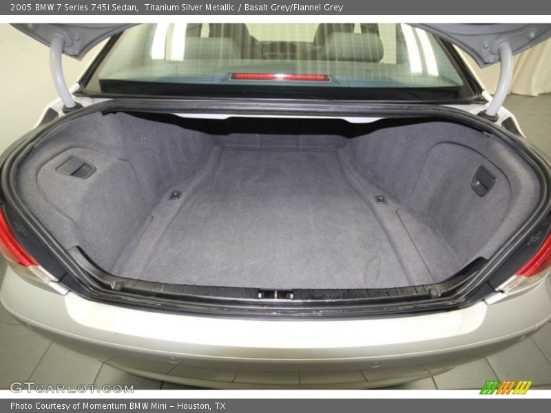 2005 7 Series 745i Sedan Trunk