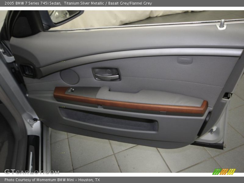 Door Panel of 2005 7 Series 745i Sedan