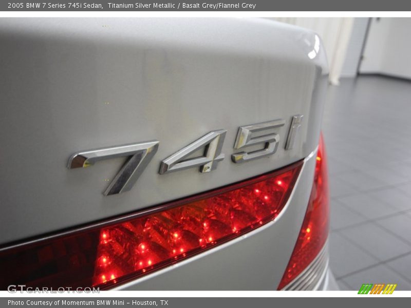  2005 7 Series 745i Sedan Logo