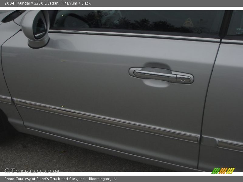 Titanium / Black 2004 Hyundai XG350 L Sedan