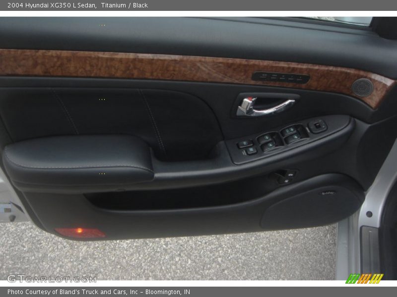 Titanium / Black 2004 Hyundai XG350 L Sedan
