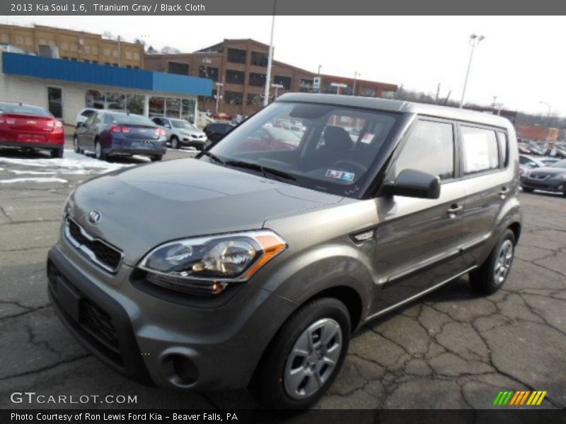 Front 3/4 View of 2013 Soul 1.6