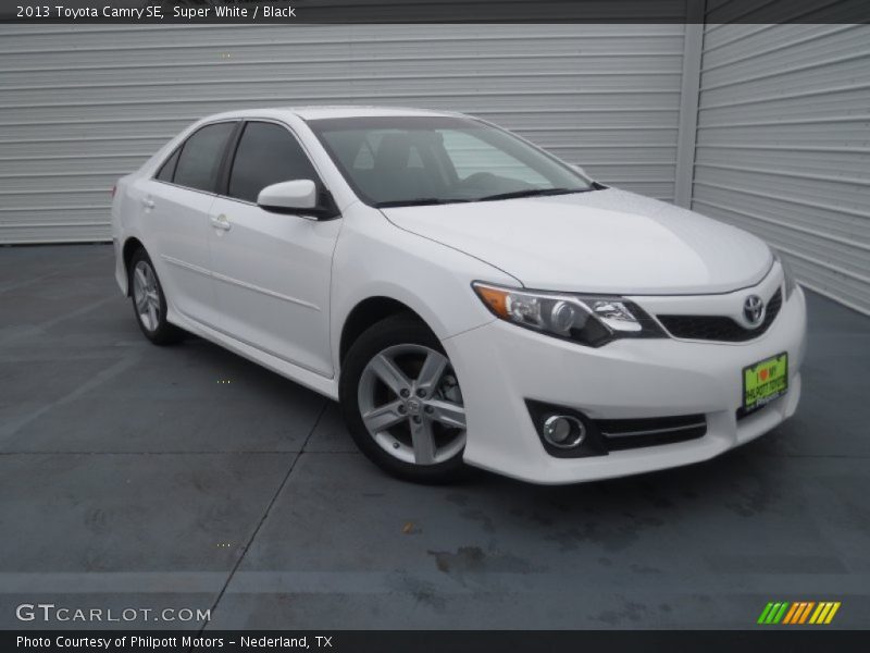 Super White / Black 2013 Toyota Camry SE