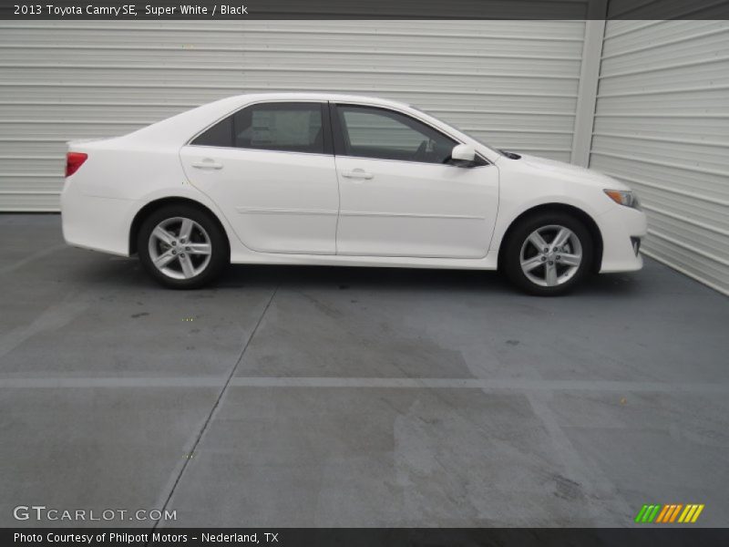 Super White / Black 2013 Toyota Camry SE