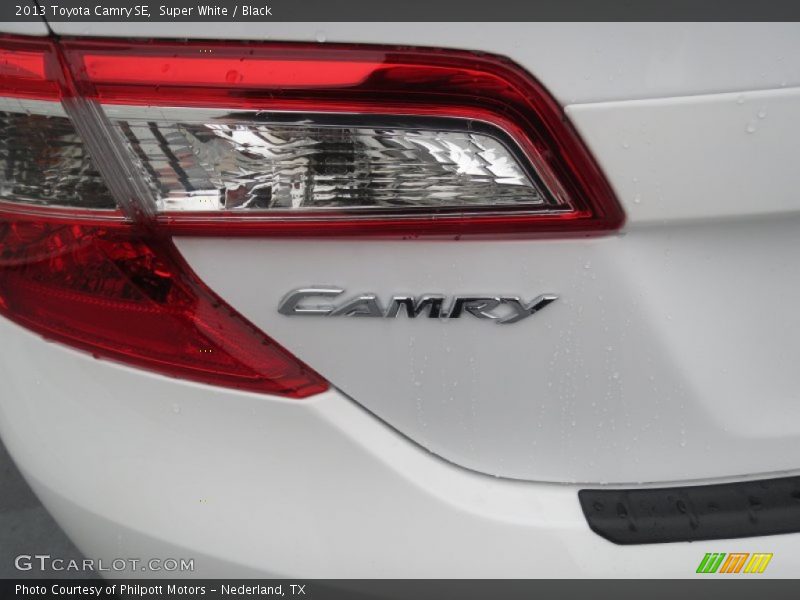 Super White / Black 2013 Toyota Camry SE