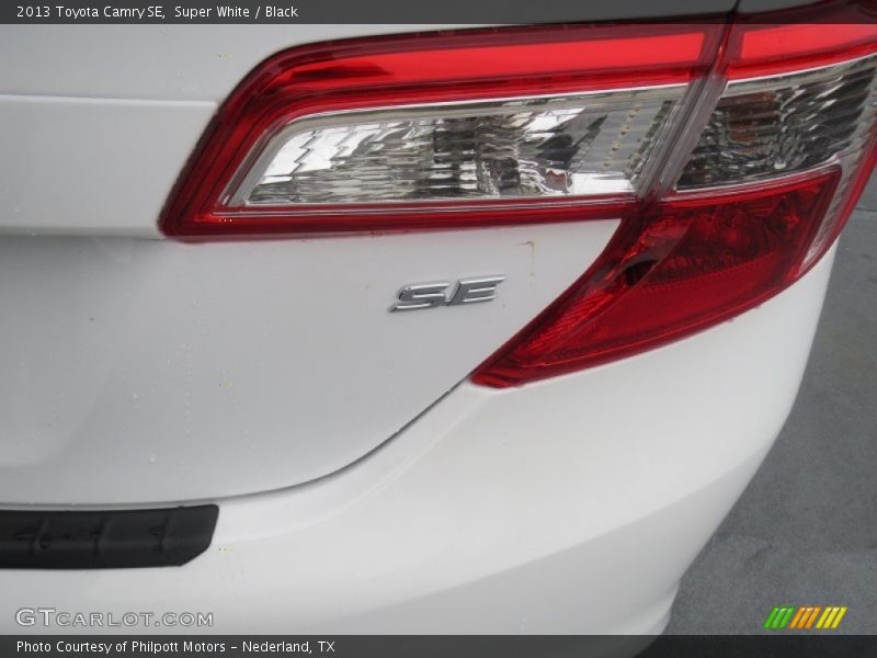 Super White / Black 2013 Toyota Camry SE