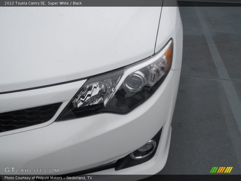 Super White / Black 2013 Toyota Camry SE