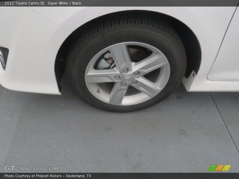 Super White / Black 2013 Toyota Camry SE